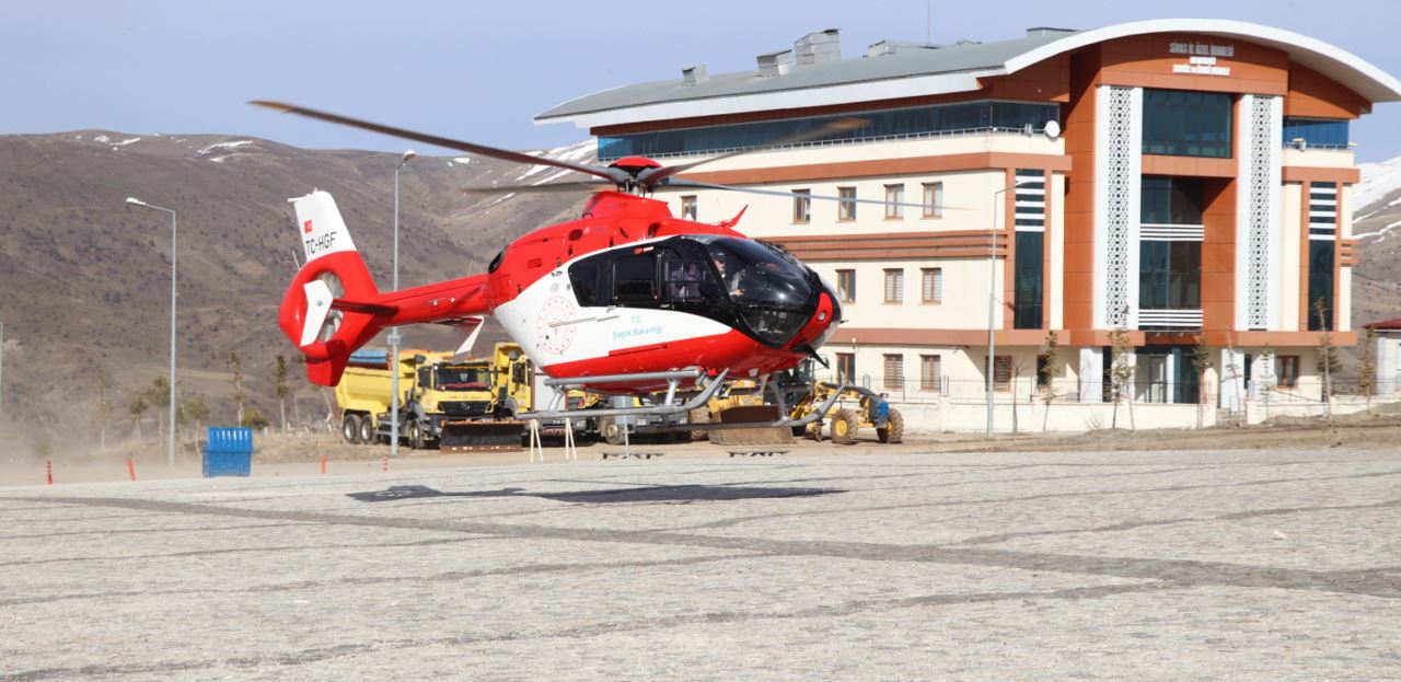 Ayağı kırılan kayakseverin  imdadına ambulans helikopter yetişti