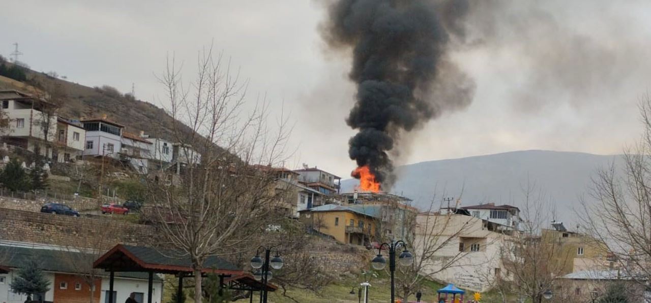 Müstakil ev doğalgaz patlamasıyla alev alev yandı