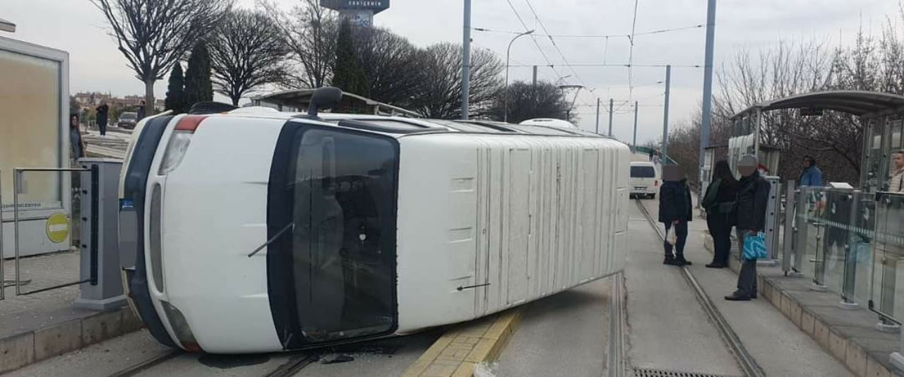 Tramvay yoluna devrilen minibüs seferleri aksattı