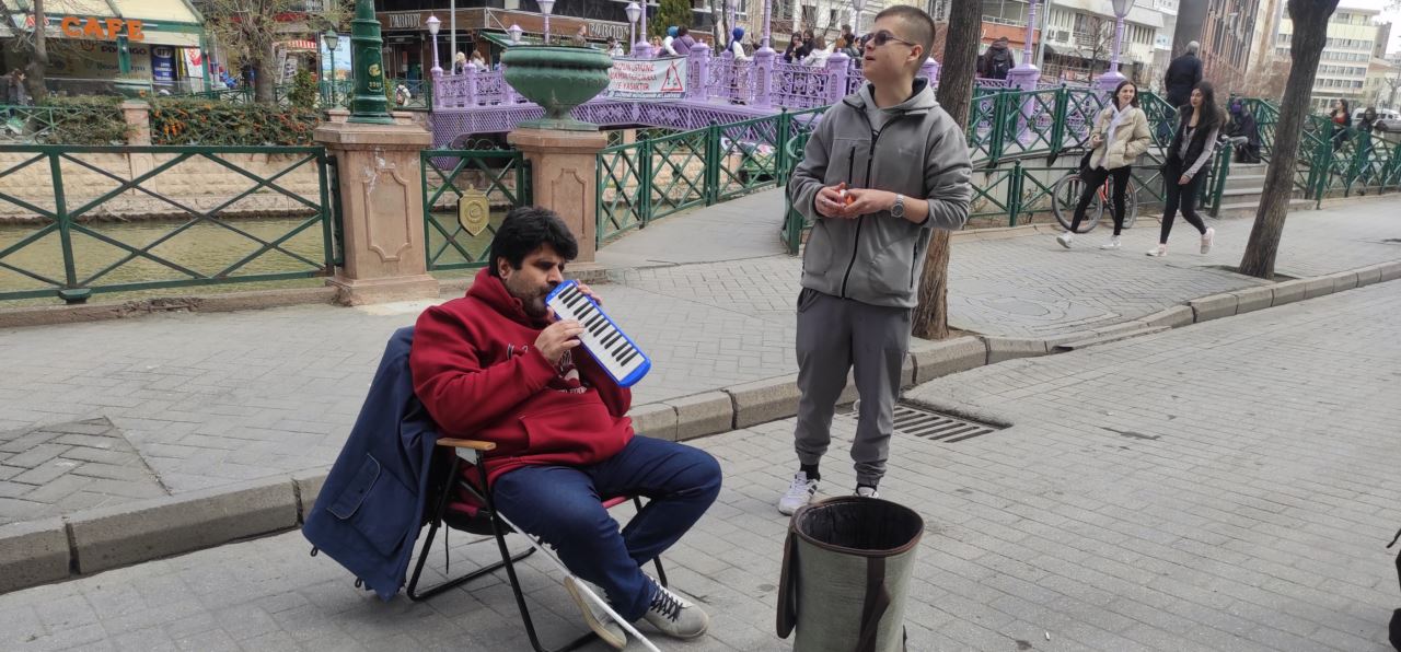 Engelli müzisyen tüm zorluklara rağmen sanatını icra etmekten vazgeçmiyor