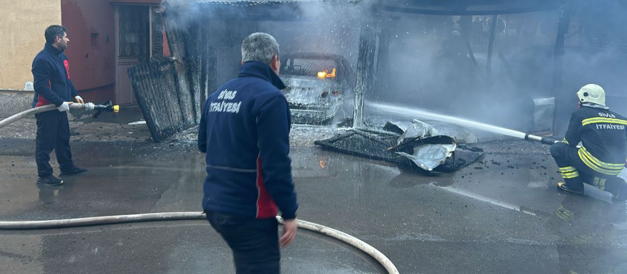 Garajda çıkan yangında iki araç kül oldu