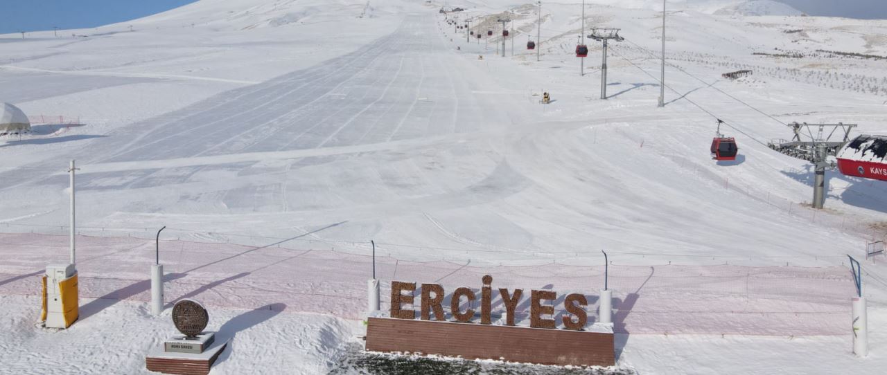 Kış biterken Erciyes'e kar yağdı