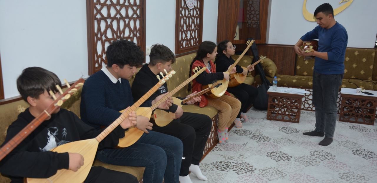 Gençlik merkezlerinde bağlama kursu başladı