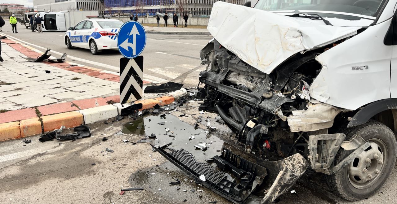 İki nakliye kamyonunun çarpıştığı kazada 1 kişi yaralandı