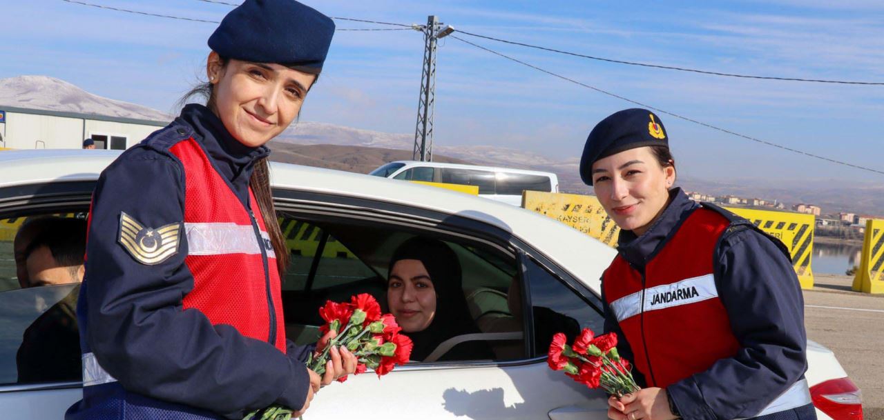 Kadın jandarmalardan hemcinslerine hediye