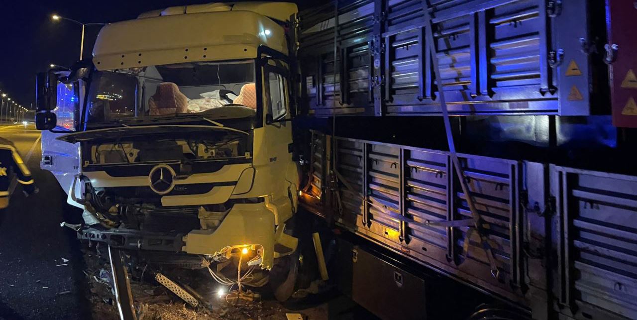 Tır'ın bariyerlere çarpması sonucu sürücüsü yaralandı