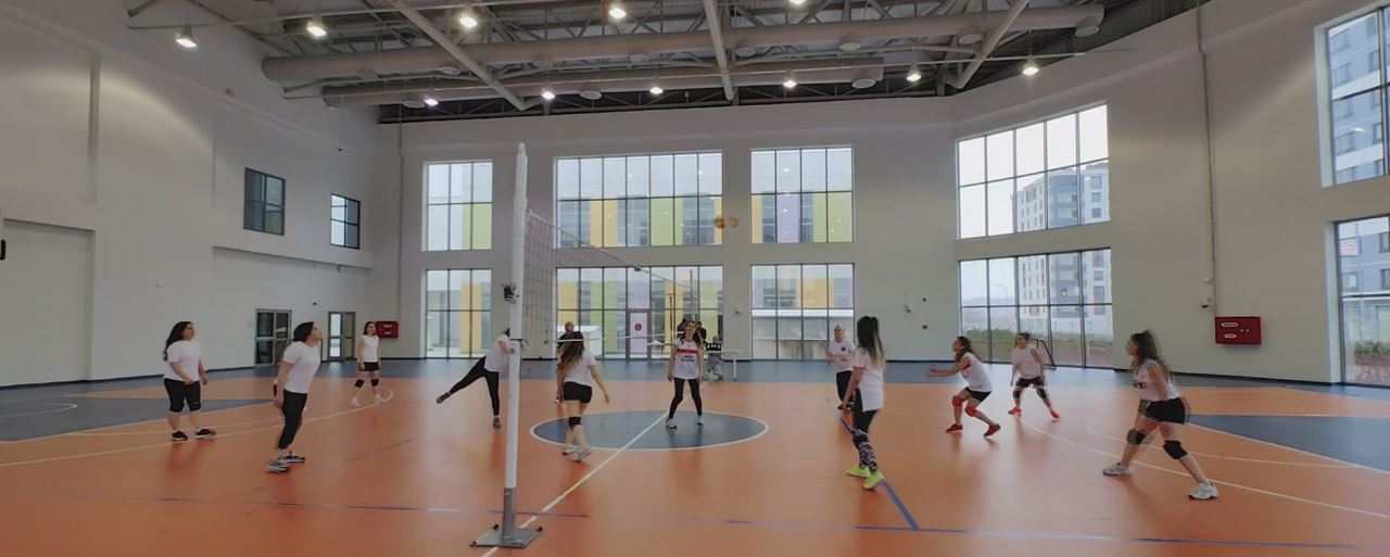 Sağlık çalışanı kadınlar voleybol ile moral buldu