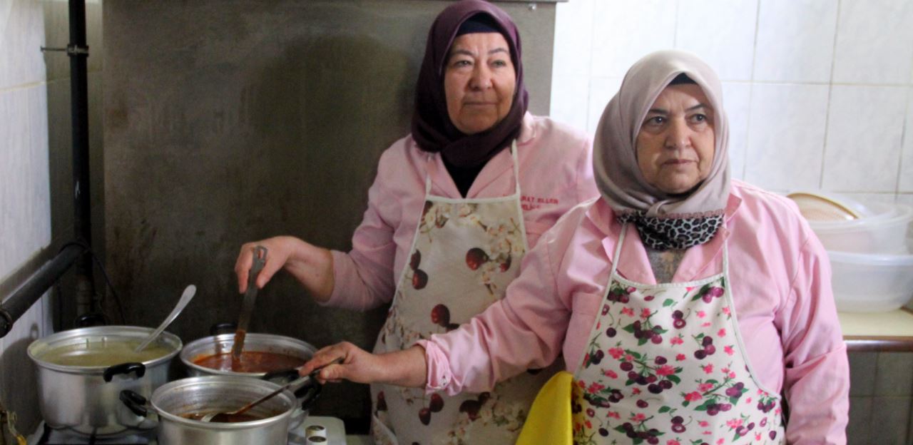 Kadınlar kurdukları kooperatifte yemek yaparak kazanç sağlıyor