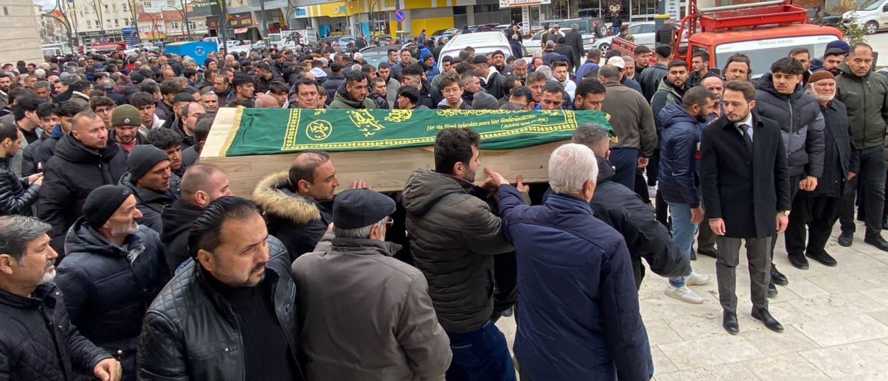 Bıçaklanarak yaşamını yitiren üniversiteli genç, Konya'da son yolculuğuna uğurlandı