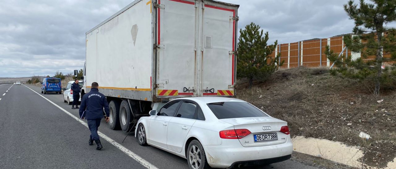 Kamyona arkadan çarpan aracın sürücüsü yaralandı