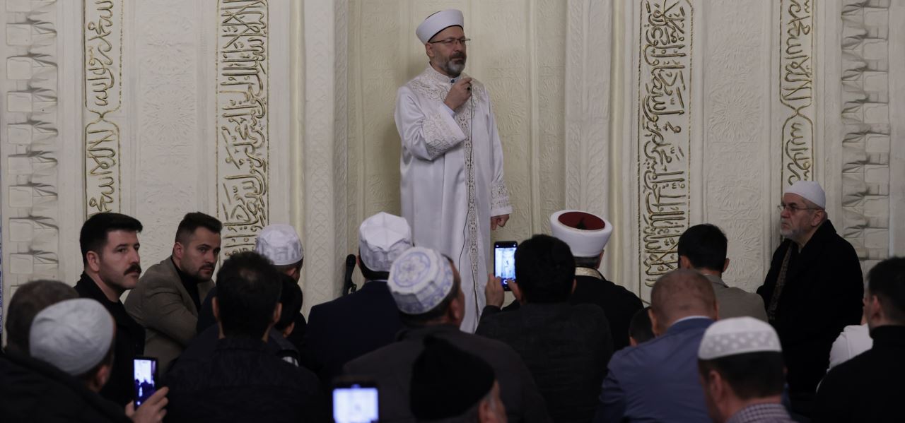 Diyanet İşleri Başkanı Erbaş, ramazan ayının ilk teravih namazını kıldırdı