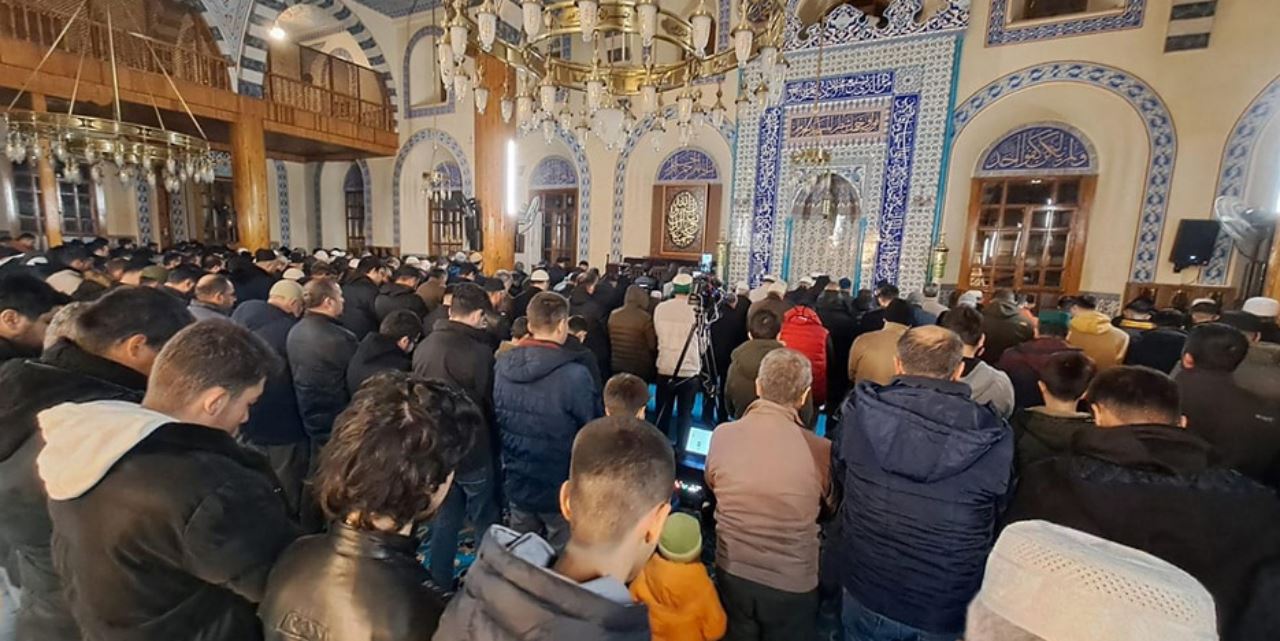 Kapu Camii'nde ailecek buluşuldu