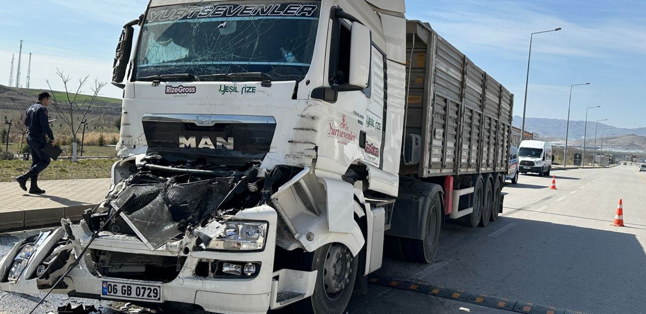 İki tırın çarpıştığı kazada yaralanan sürücü yaşamını yitirdi