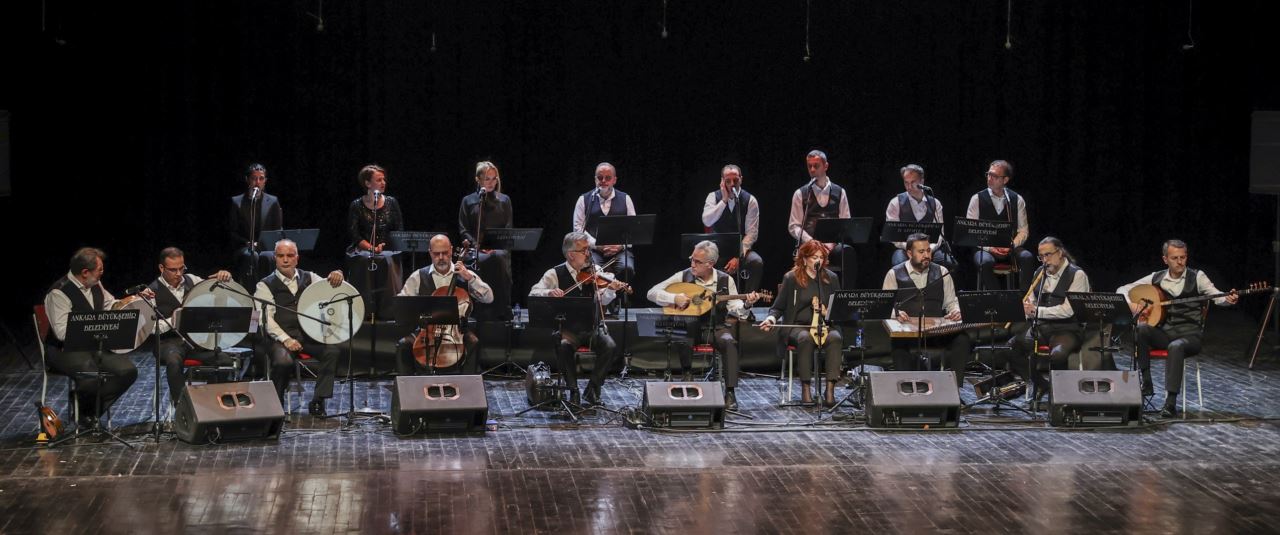 Klasik Türk Müziğini, 30 yıldır geleneksel motiflerle sanatseverlere dinletiyorlar