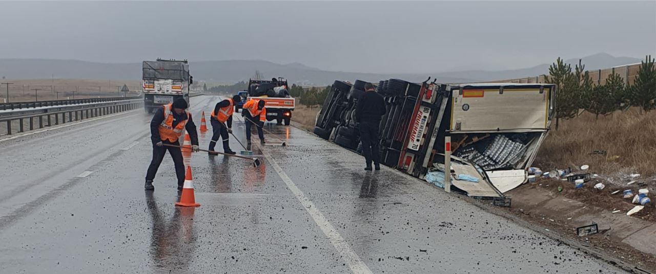 Tırın devrilmesi sonucu sürücüsü yaralandı