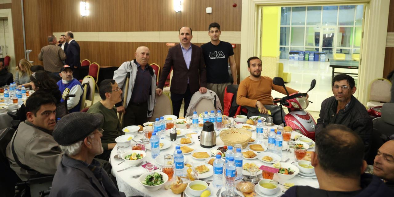 Konya’da anlamlı iftar; dezavantajlı vatandaşlar bir araya geldi