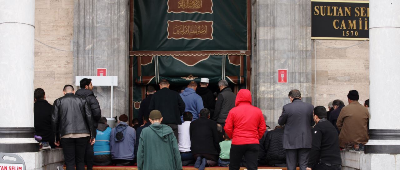 Konya'da Ramazan ayının ilk Cuma namazında vatandaşlar camileri doldurdu