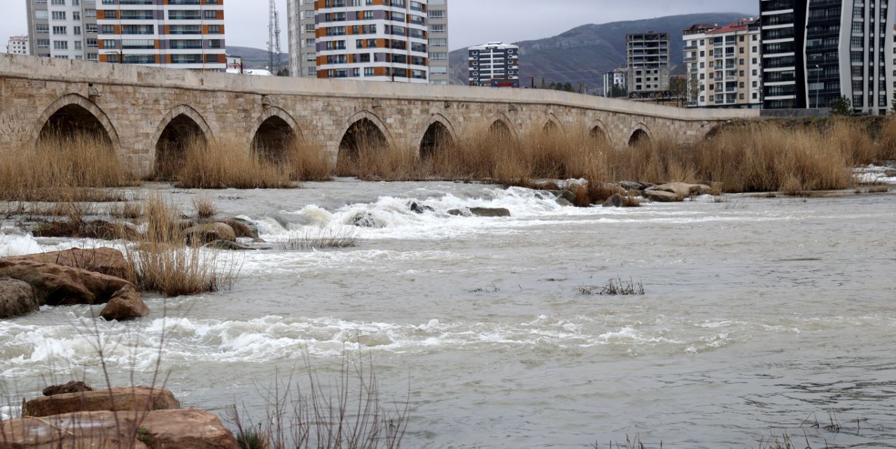 Dağlardaki karın erken erimesi sonucu Kızılırmak'ın debisi yükseldi