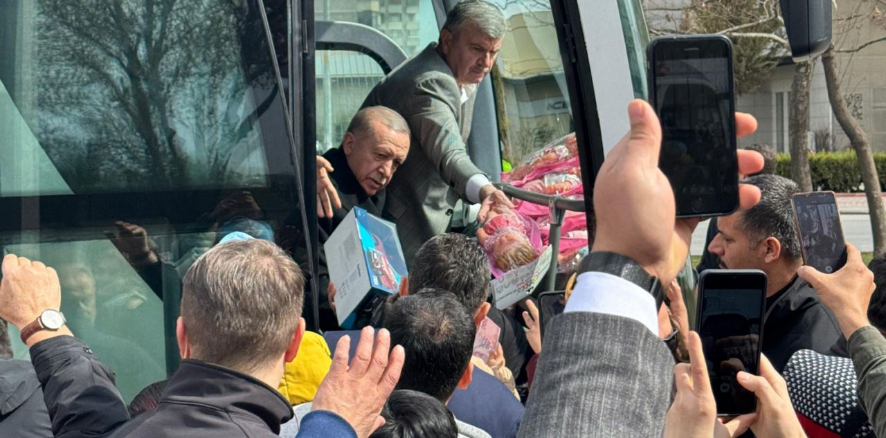 Cumhurbaşkanı Erdoğan çocuklara hediye verdi