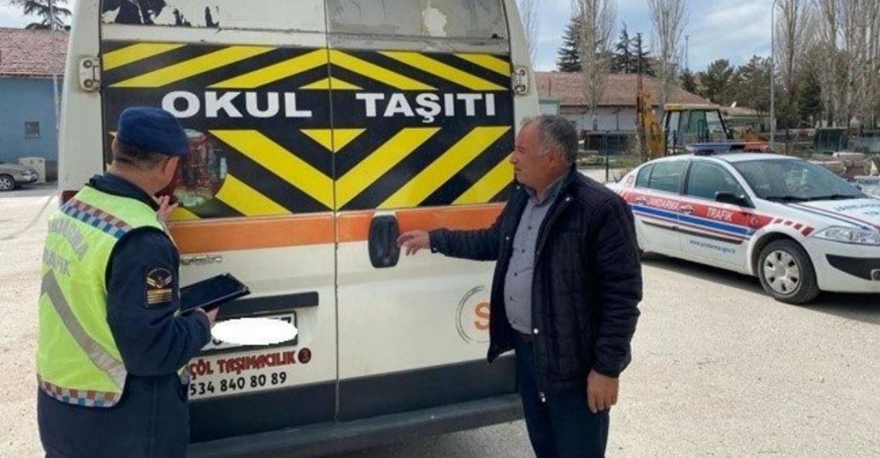 Jandarma okul servislerini denetlemeye devam ediyor