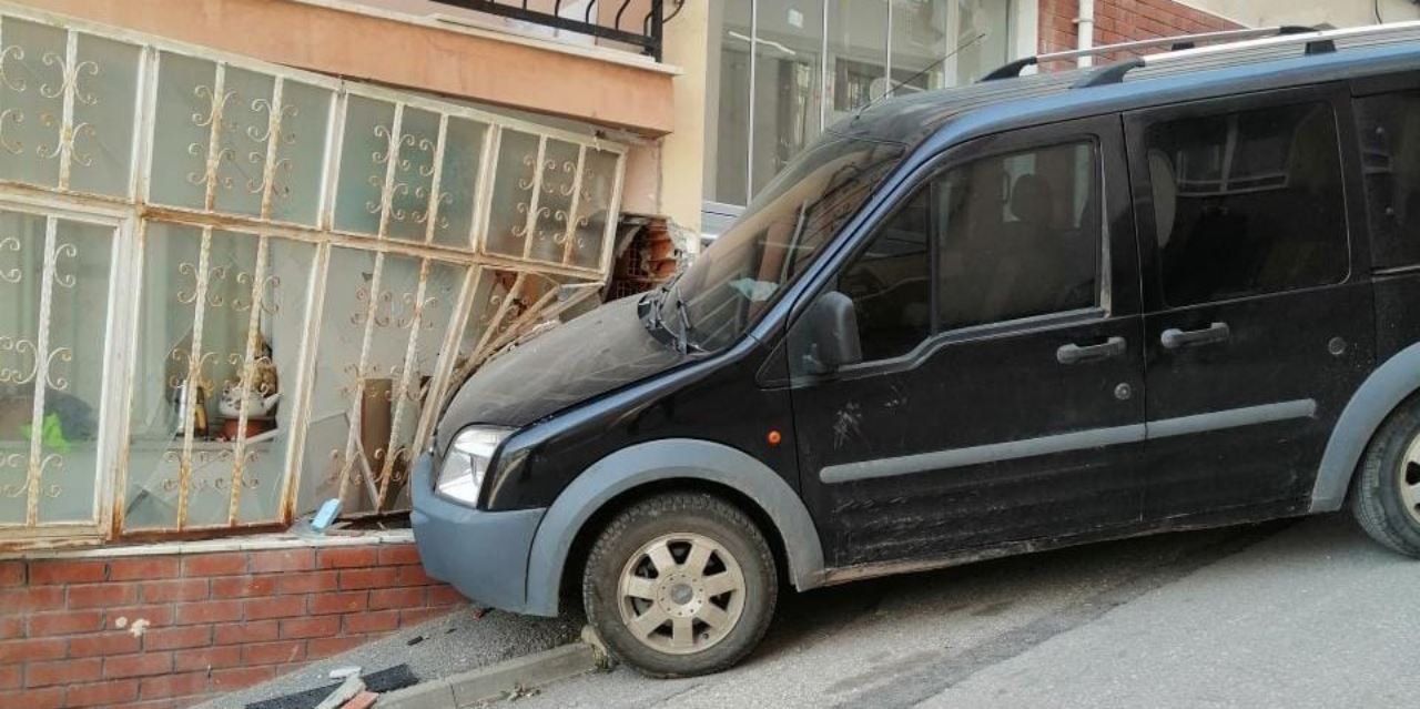 Freni boşalan araç evin balkon camına çarparak durdu