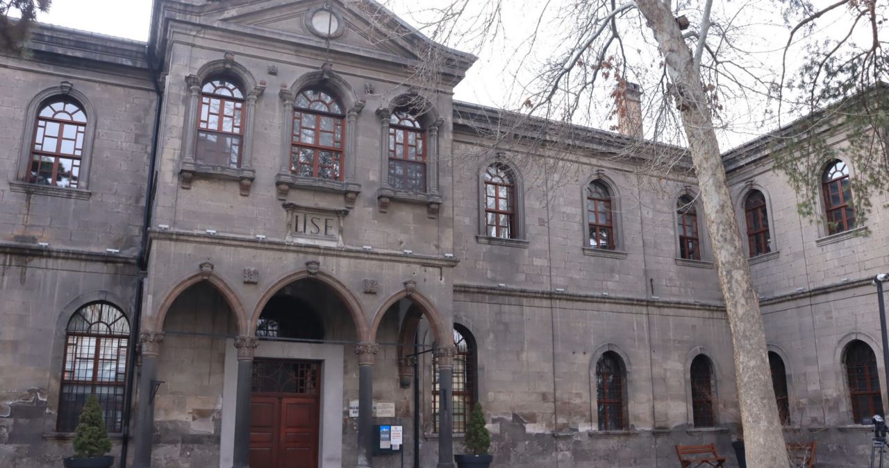 ''Taş Mektep'' Çanakkale Zaferi'nin sembol okulu