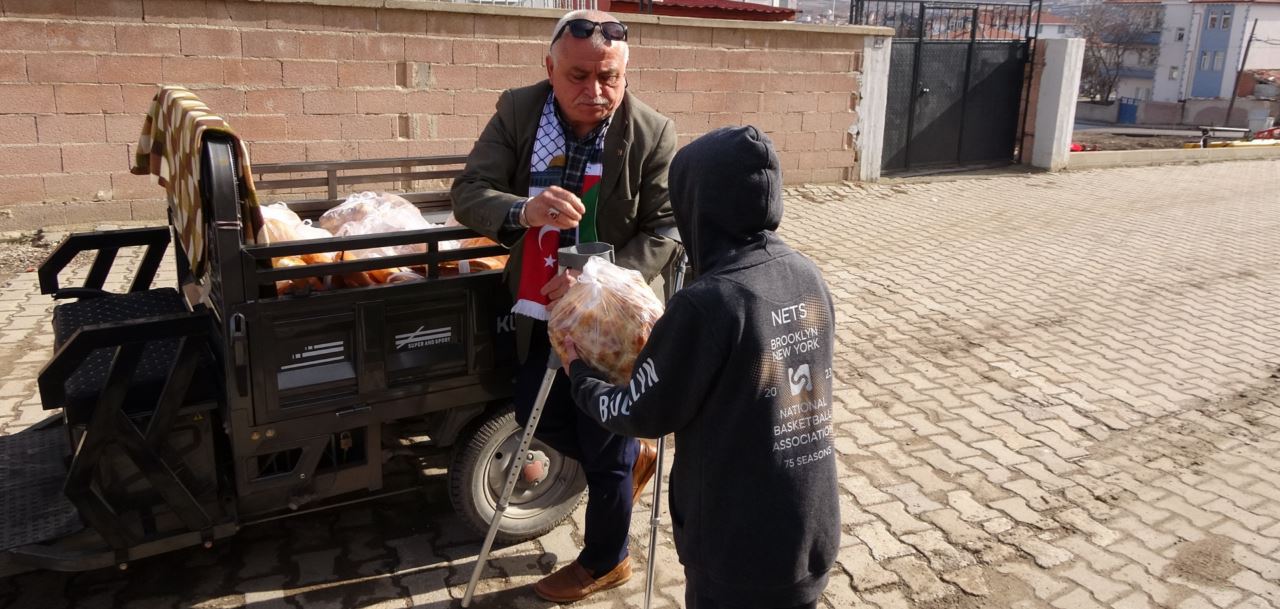 Engelli aracıyla çıktığı iyilik yolunda her gün ihtiyaç sahiplerine ulaşıyor