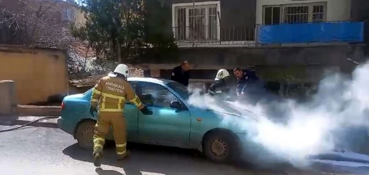 Park halindeki otomobilin yanması paniğe yol açtı