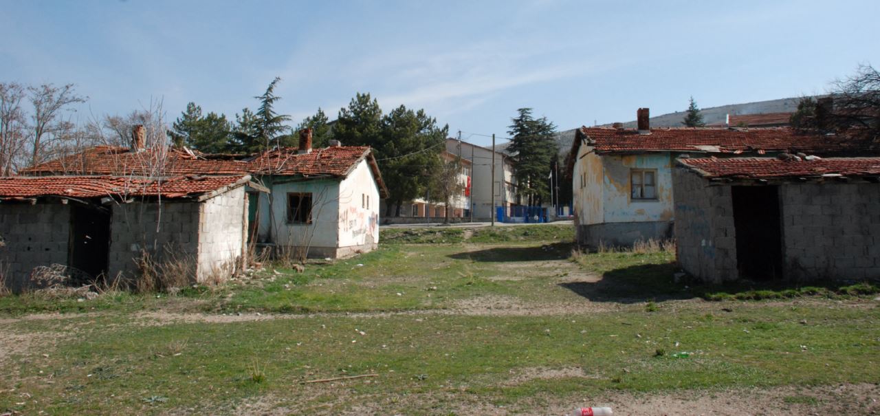 Kullanılmayan lojman ve çevresi vatandaşların tedirgin olmasına neden oluyor