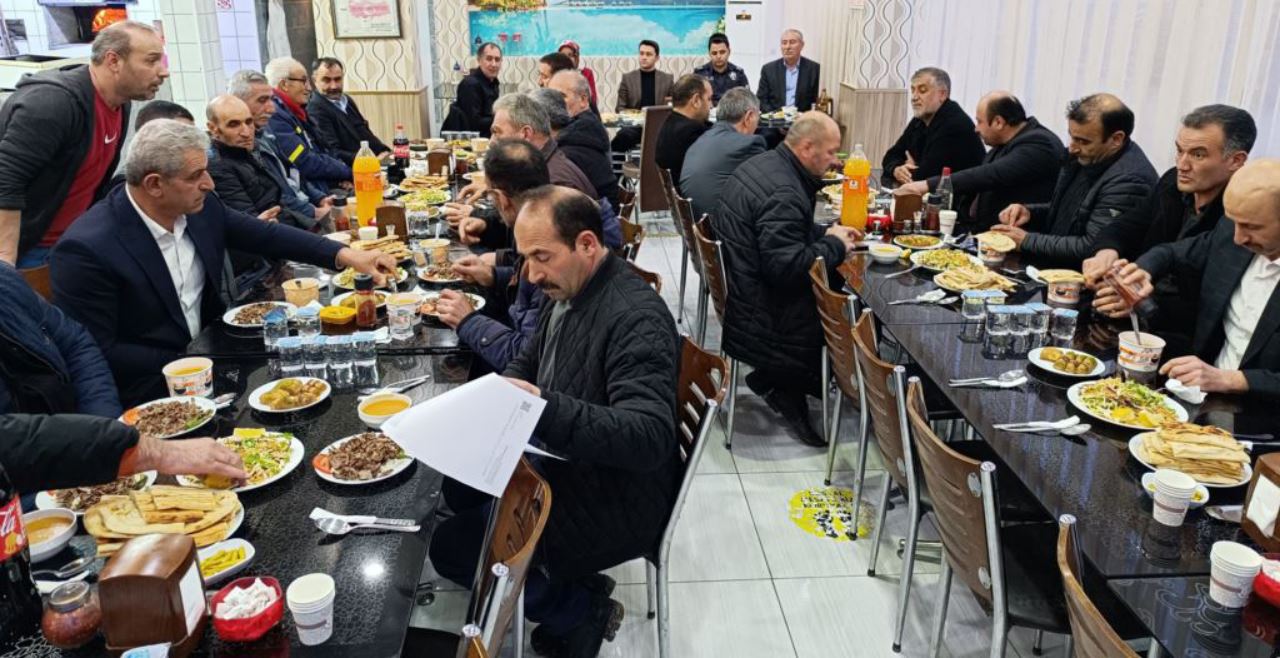 Kaymakam Zafer, muhtarlarla iftarda bir araya geldi