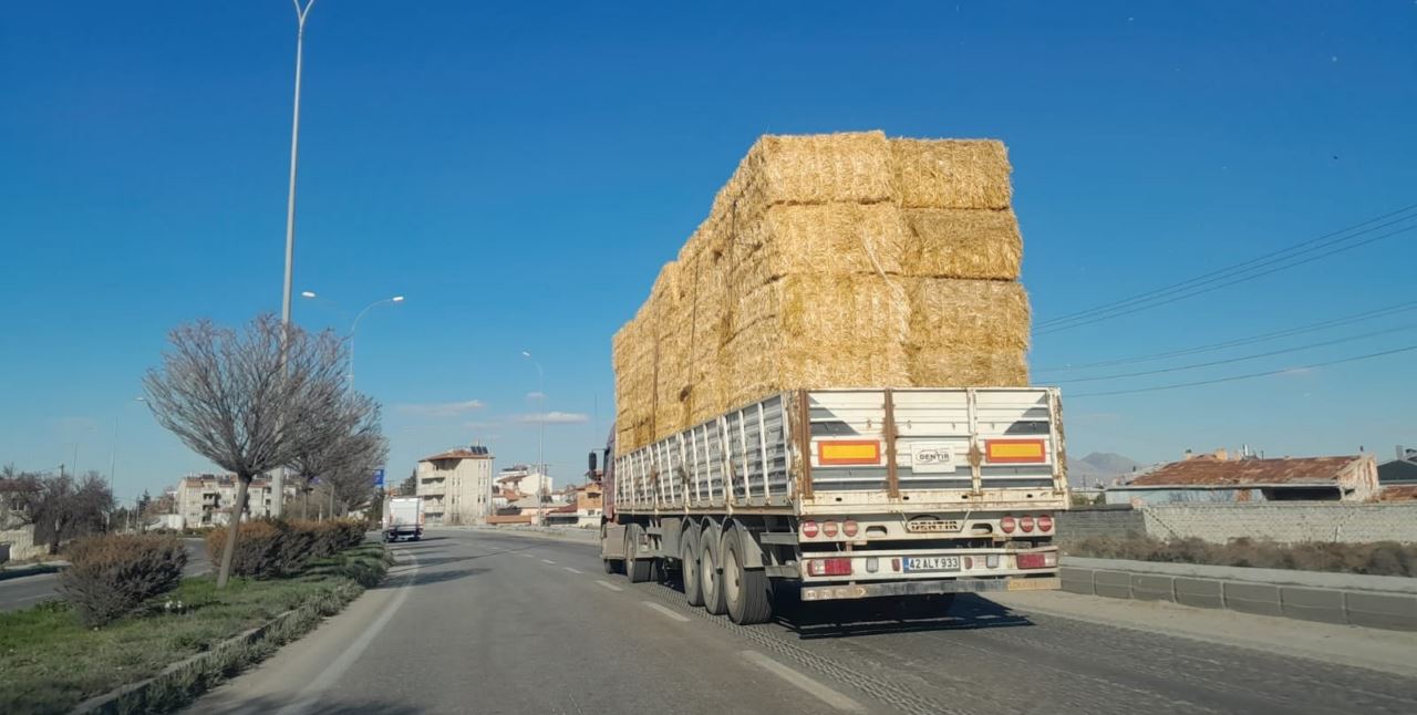 Çadırsız balya yüklü tır karayolunda tehlike saçtı!