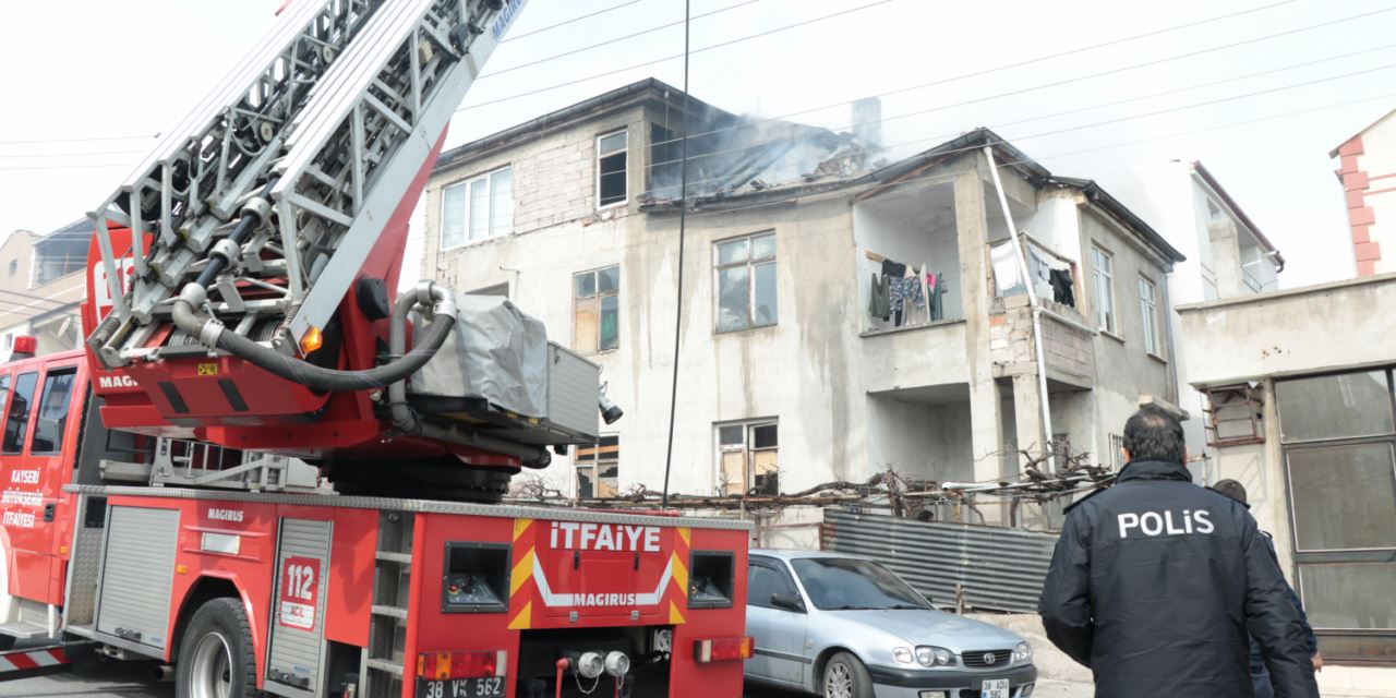 Binanın çatı katında meydana gelen yangında 1 kişi dumandan etkilendi