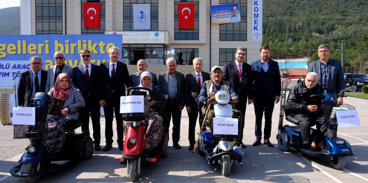 Akşehir'de engelli vatandaşlara akülü araç desteği verildi