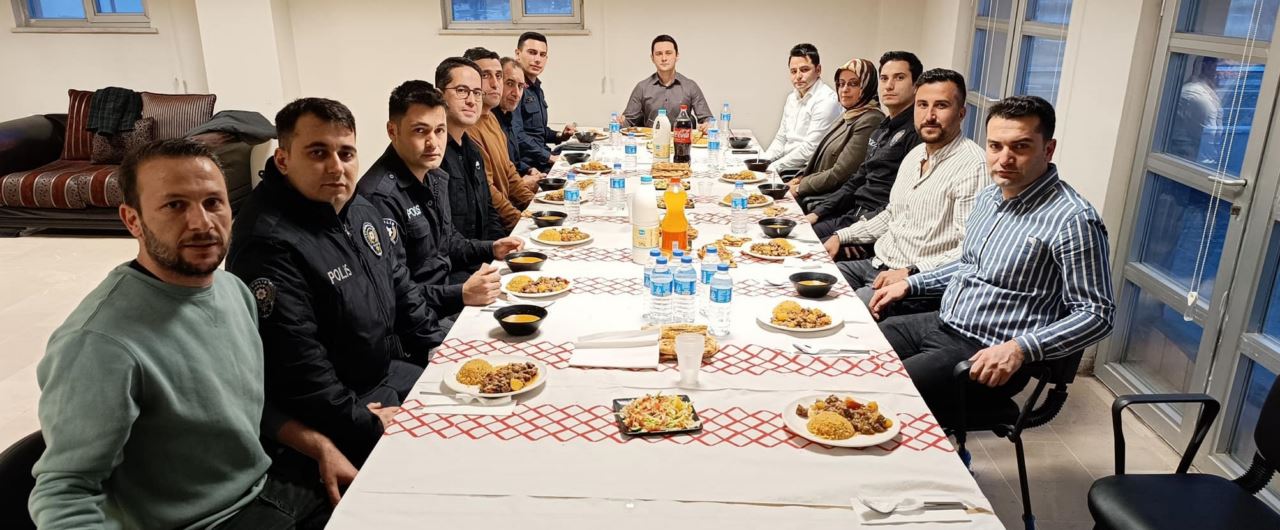 Kaymakam Zafer iftarda polislerle bir araya geldi