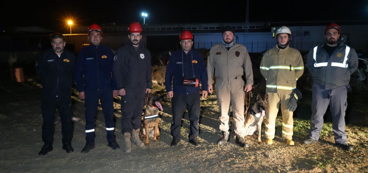 Gecenin zorlu şartlarında 'Hassas burunlar' doğal afetlere hazırlanıyor