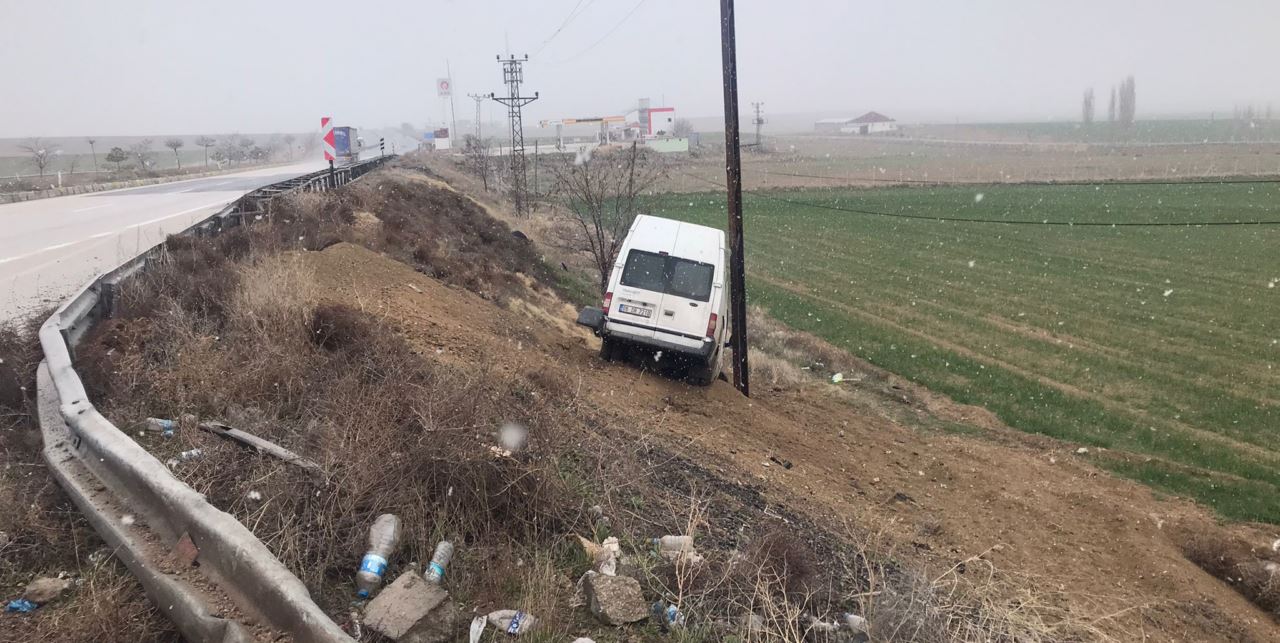 Konya’da minibüsün şarampole devrildiği kazada 1kişi yaralandı