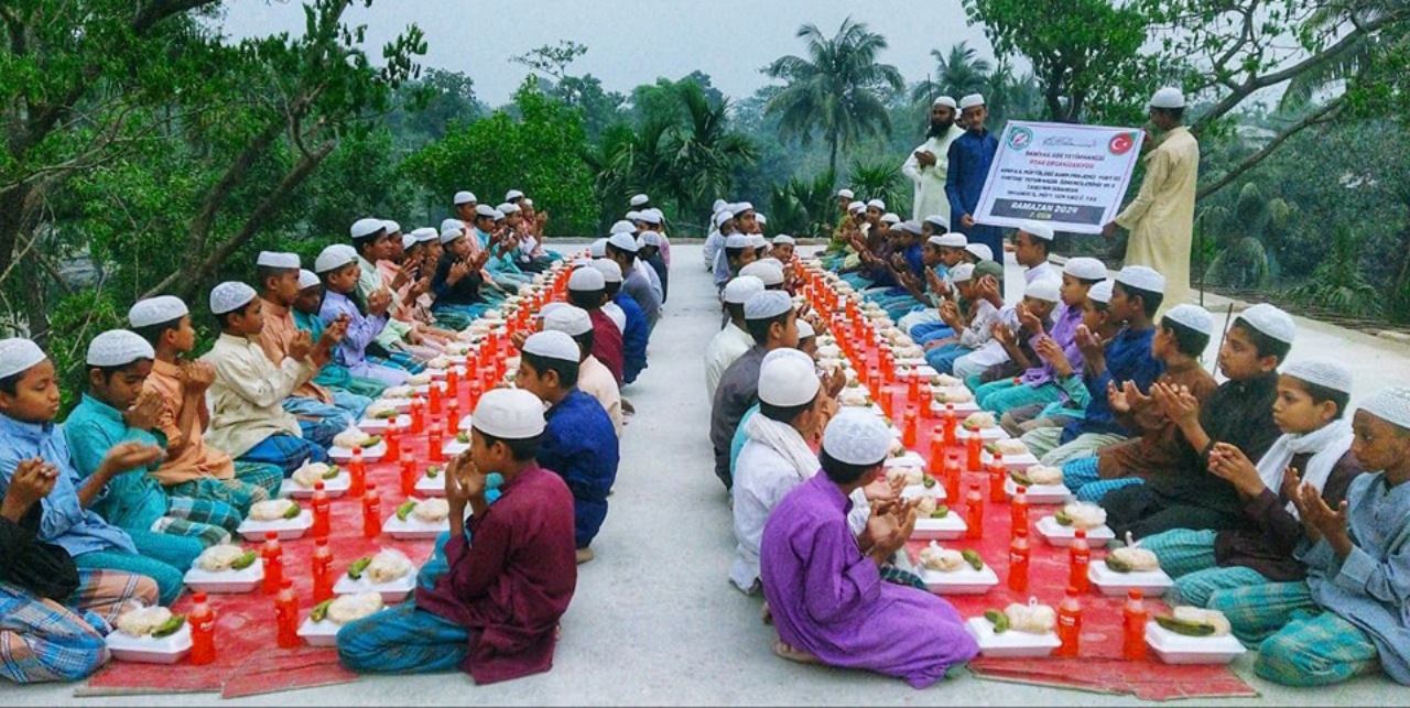 Müftülükten uluslararası iftar yemeği ikramı