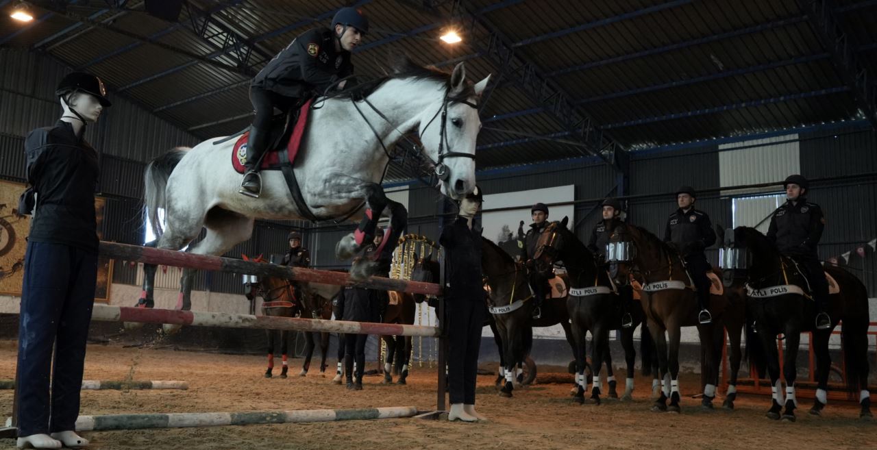 Toplumsal olaylarda etkin rol üstlenen atlı polisler her an göreve hazır