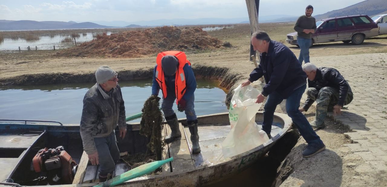 Av yasağına rağmen göllere serilen balıkçı ağları ve pinterler toplatılarak kıyıya çıkarıldı