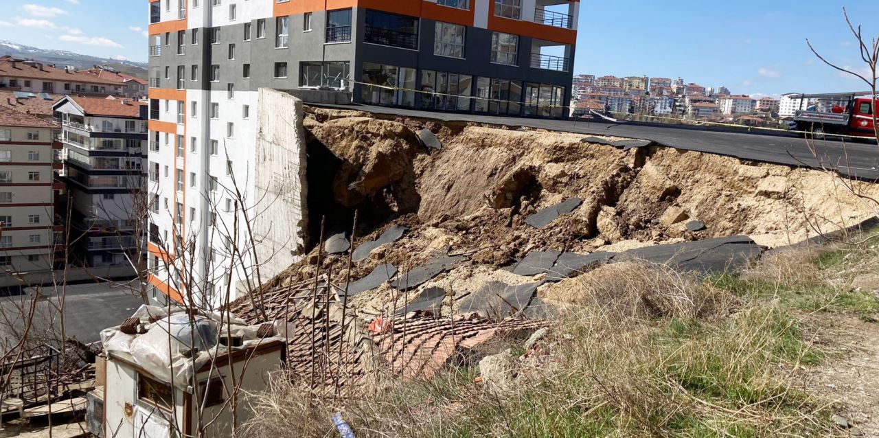 İstinat duvarı gecekondunun üzerine çöktü