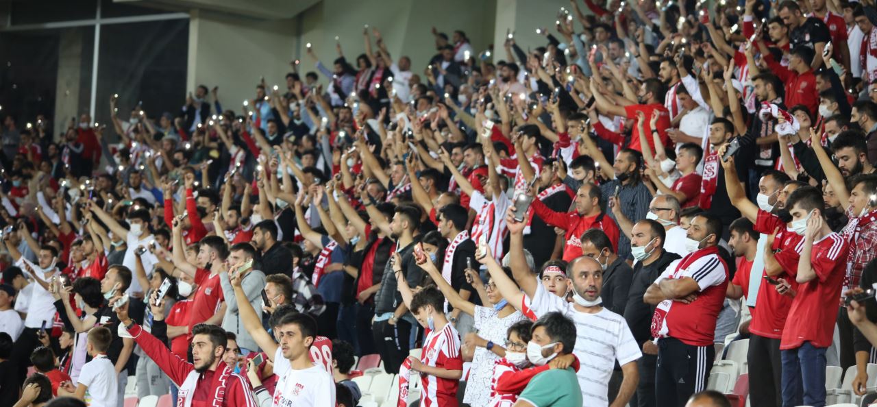 Sivasspor taraftarları maç saatine tepki gösterdi