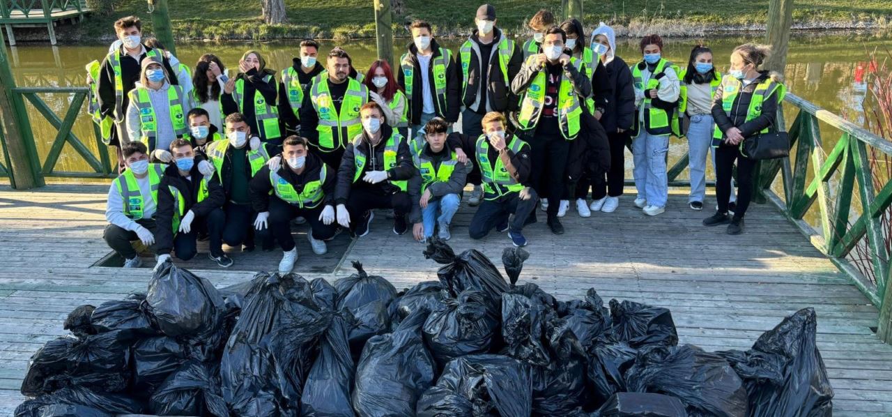 Özkan Alp gönüllüleri, duyarlılığı çoğaltmak için çöp topladı