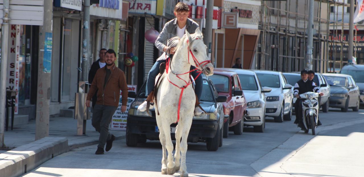 Konya'da trafiğin az olmasını fırsat bilen bir kişi at ile gezintiye çıktı