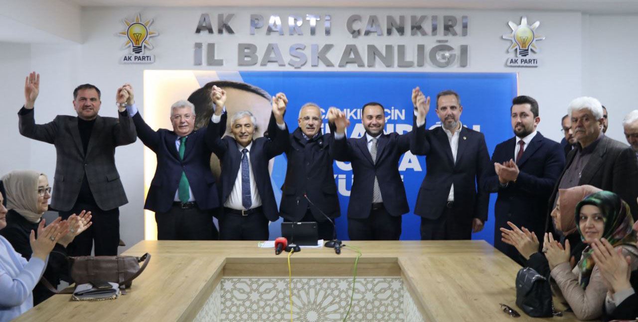 Bakan Uraloğlu, Çankırı'da partisinin İl Başkanlığı'nı ziyaret etti