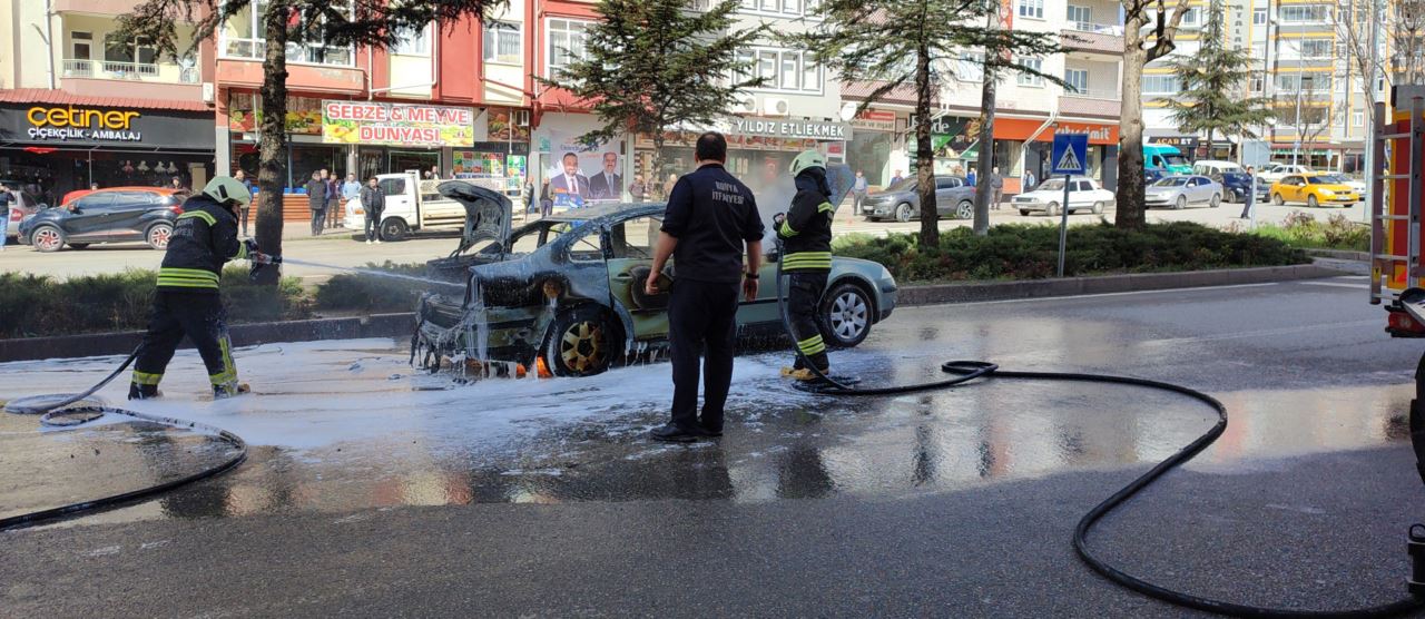 Seyir halindeki aracın yanmaya başlaması paniğe neden oldu