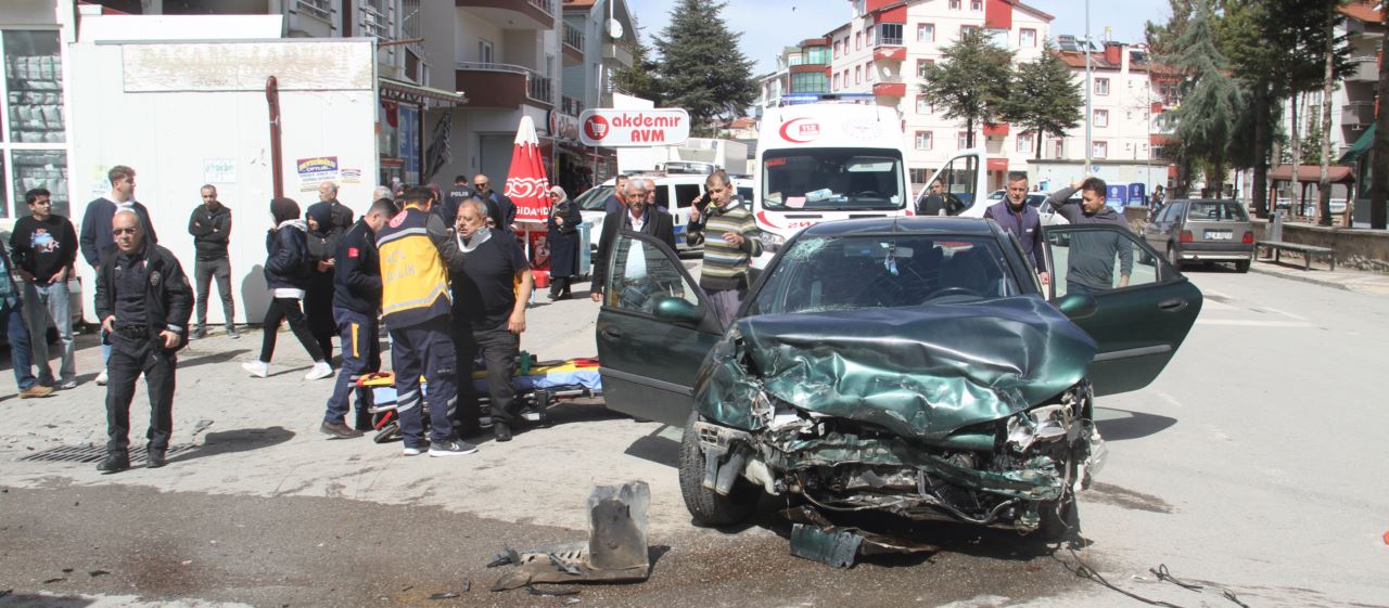 Konya'da iki aracın çarpıştığı kazada 3 kişi yaralandı