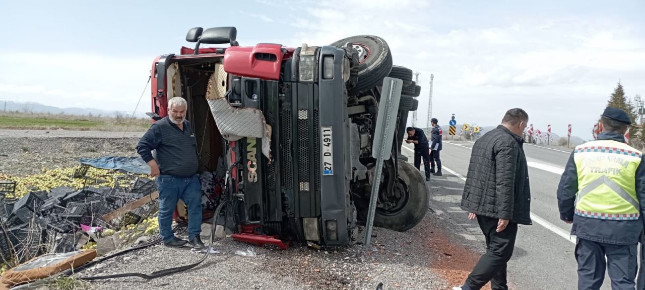 Konya'da tırın devrilmesiyle meydana gelen kazada 2 kişi yaralandı
