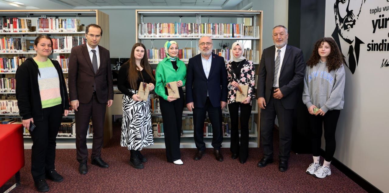 “25 Mart-31 Mart Kütüphaneler Haftası” dolayısıyla KAYÜ Rektörü; çok kitap okuyan öğrencileri ödüllendirdi