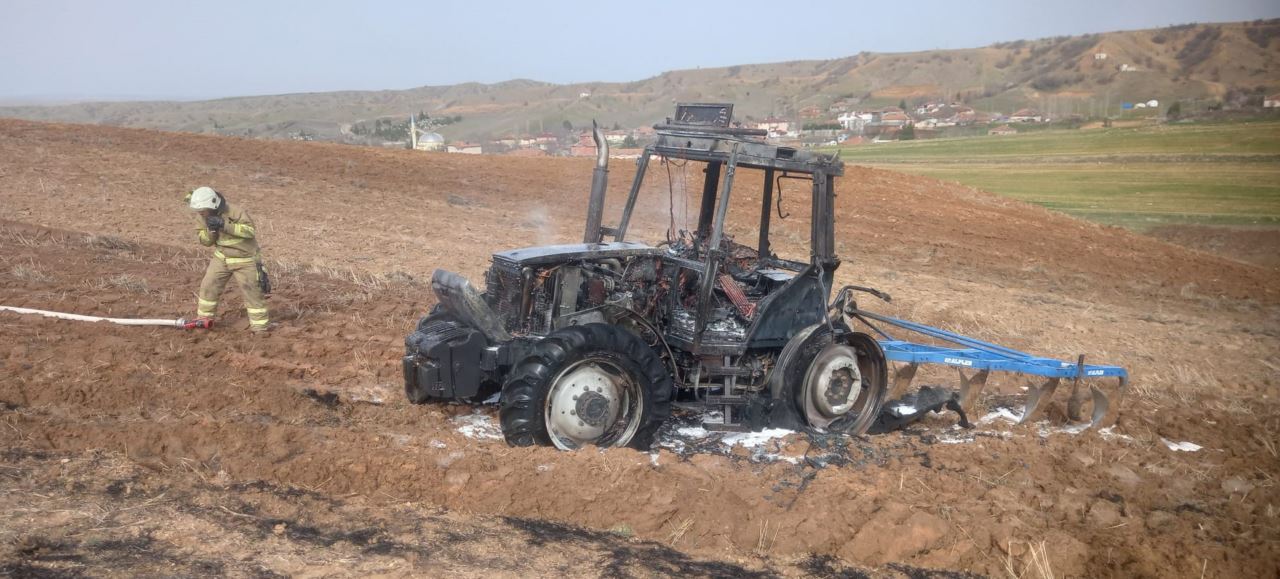 Tarlasını sürdüğü sırada traktör alev alev yandı