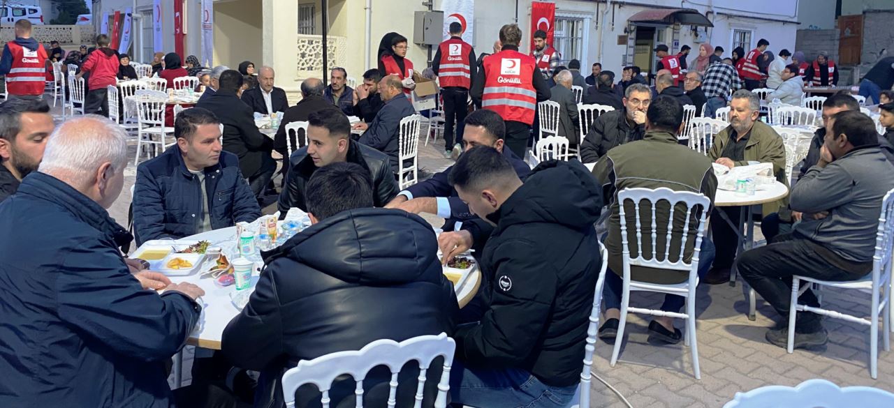 Kulu'da Kızılay' 150 kişiye iftar yemeği verdi